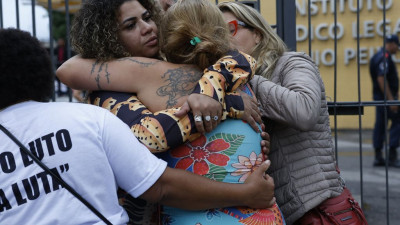 Mãe de uma das vítimas da operação "Contenção" desloca-se para reconhecer o corpo do filho, encontrado decapitado.