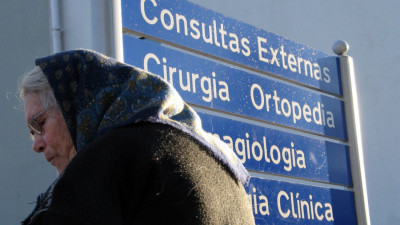 Idosa no exterior do hospital