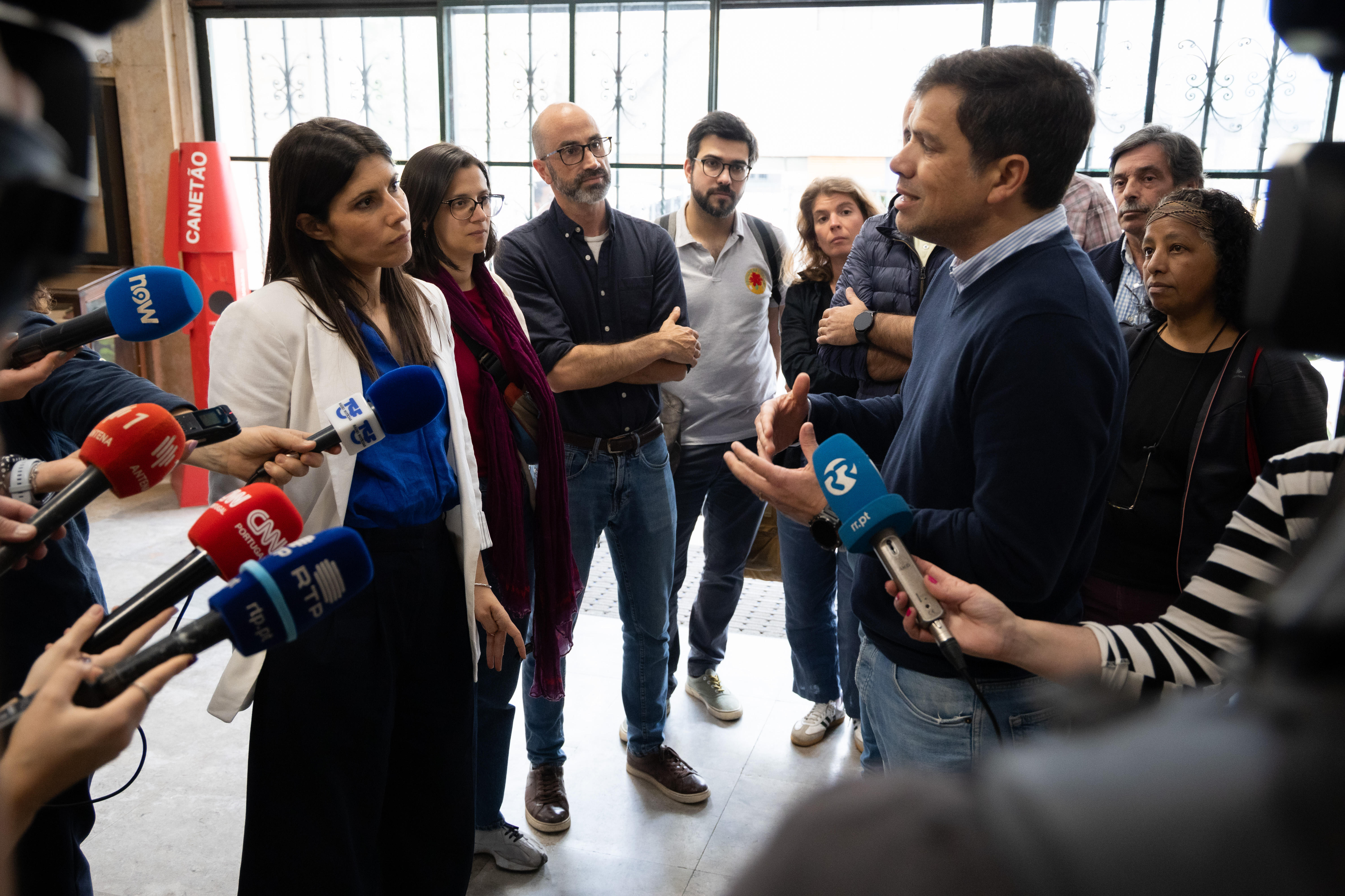 Mariana Mortágua em visita a escola