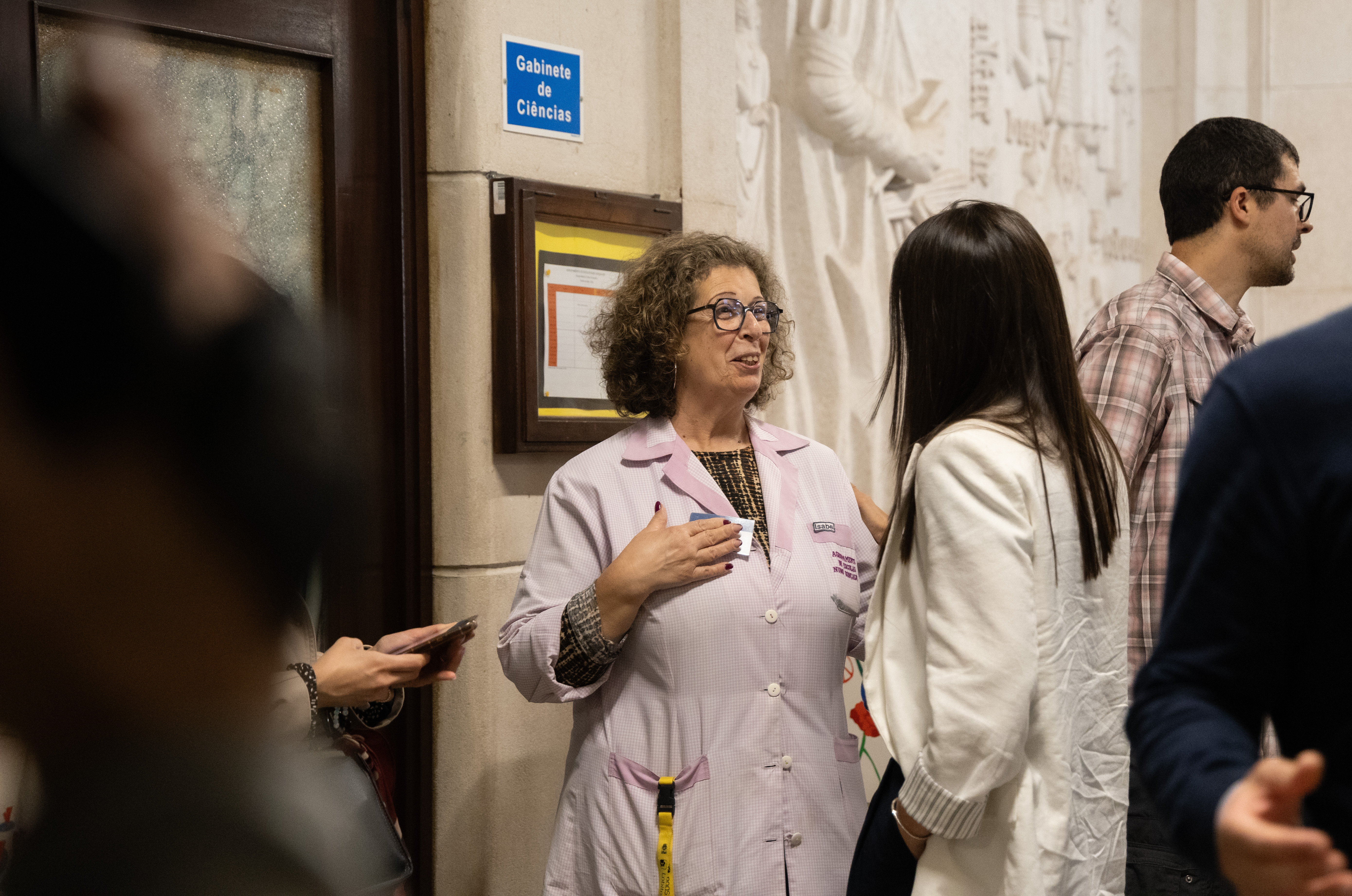 Mariana Mortágua em visita a escola
