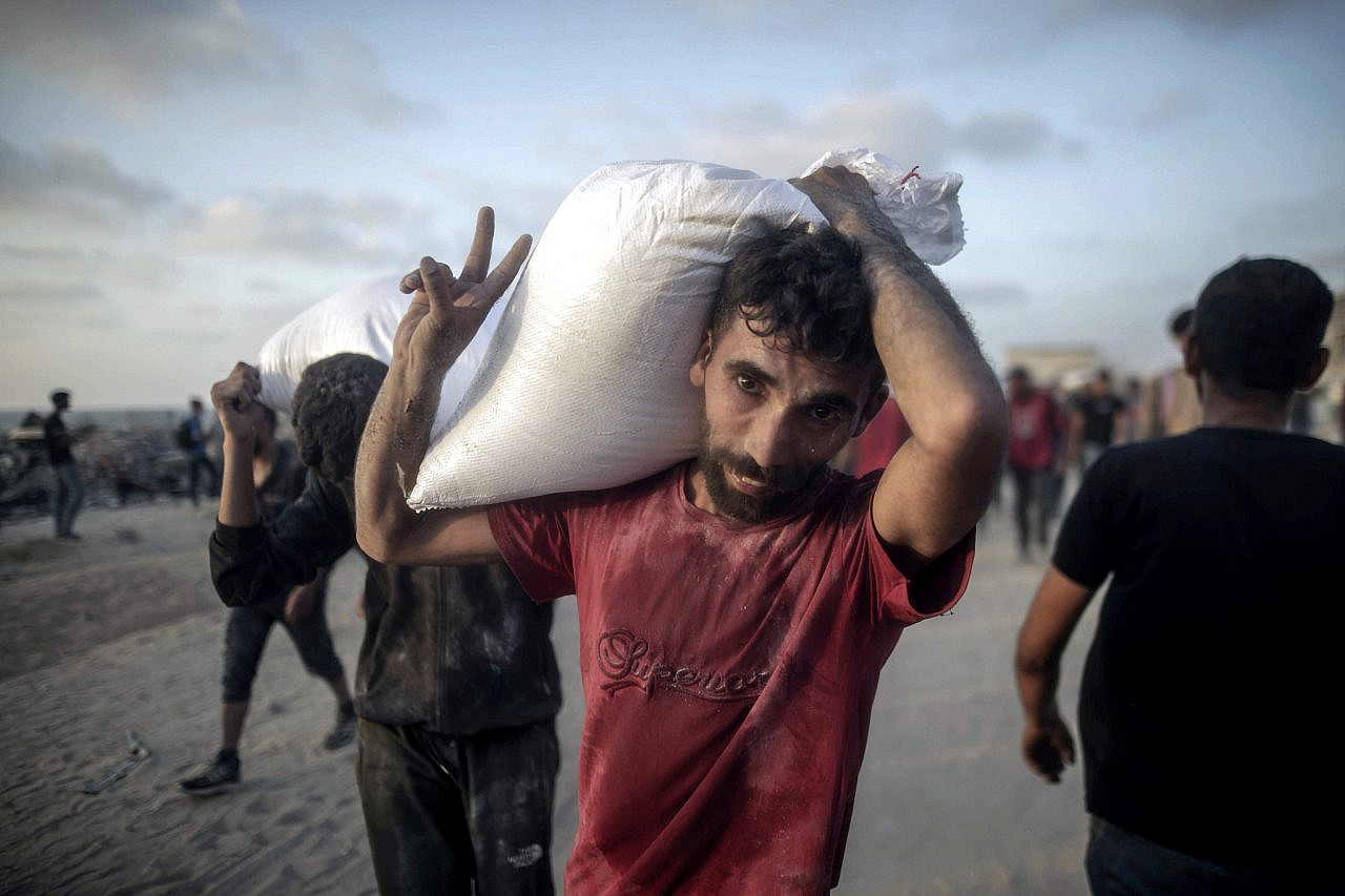 Palestiniano com saco de farinha
