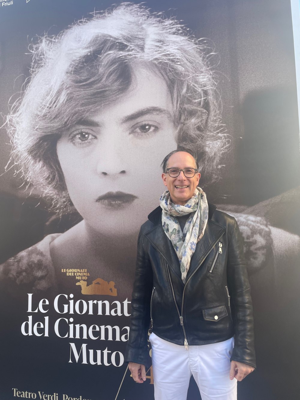 Jay Weissberg junto ao cartaz da edição de 2025 das Giornate del Cinema Muto