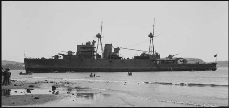 Navio Afonso de Albuquerque atingido pela artilharia do governo salazarista