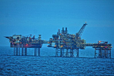 Plataforma petrolífera em alto mar. Foto de chumlee10/Flickr.