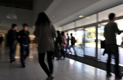 Interior de uma escola.