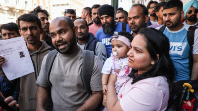 Manifestação de imigrantes à porta da AIMA