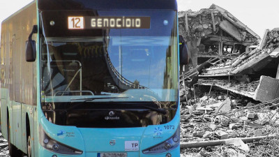 Autocarro da Busway com ruínas de Gaza em fundo