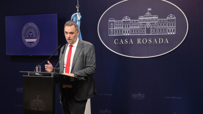 Adorni em conferência de imprensa.