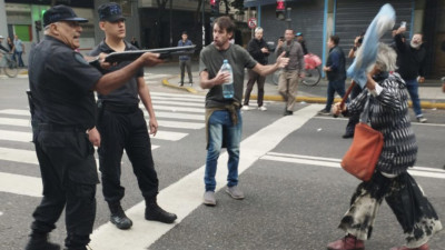 Repressão contra manifestação de apoio a reformados.