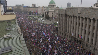 Manifestação deste sábado na Sérvia.