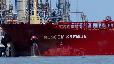 Petroleiro russo faz entrega na Shell em 2011. Foto de joecabby2011/Flickr.