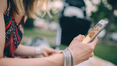 Jovem com telemóvel.