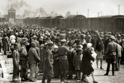 Processo de seleção dos judeus húngaros que chegaram a Auschwitz por volta de maio de 1944. Foto: Wikimedia Commons.