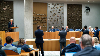 Debate parlamentar sobre a demissão do governo neerlandês em junho passado.