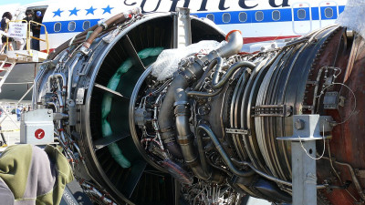 Motor a jato em frente a avião.