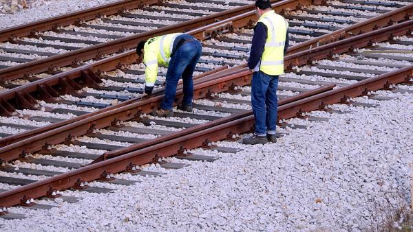 Trabalhadores numa linha de comboio.