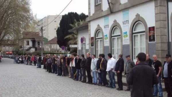 Cordão humano na estação de comboio de Vila Real.