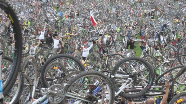 Levantamento de bicicletas em Budapeste.