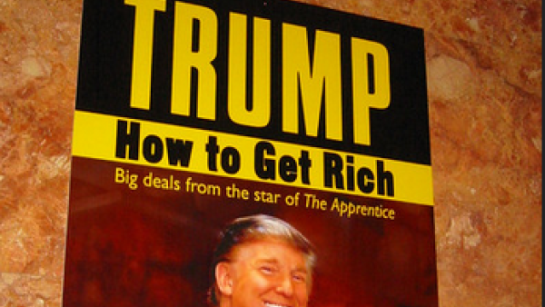 Pormenor da capa do livro de Trump: Como enriquecer.