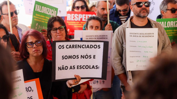Concentração em outubro de professores deslocados excluídos do apoio do Governo