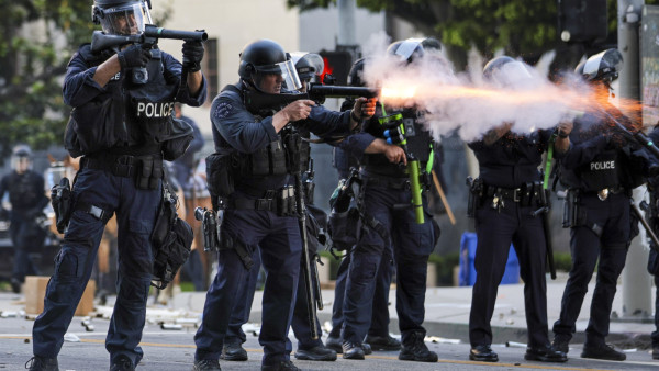 Polícia dispara contra manifestantes em Los Angeles. Foto de ALLISON DINNER/EPA/Lusa.
