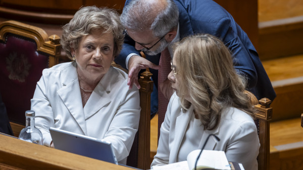 Ministra da Administração Interna e outros membros do Governo durante a discussão do programa do Governo.