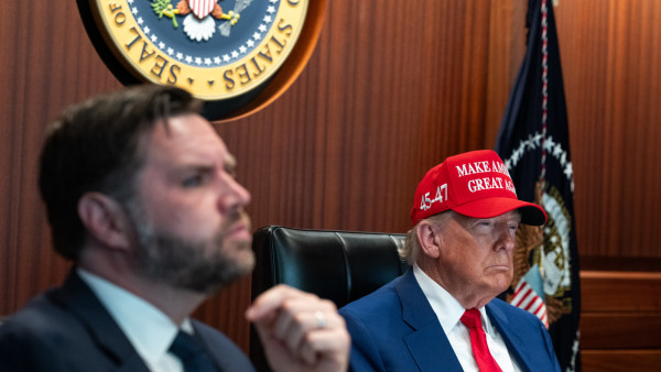 Trump na reunião de emergência sobre os ataques.