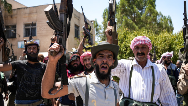 Combatentes beduínos entram na cidade de maioria druza Mazra'a.