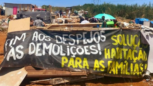 Faixa contra demoliçoes no bairro do Talude