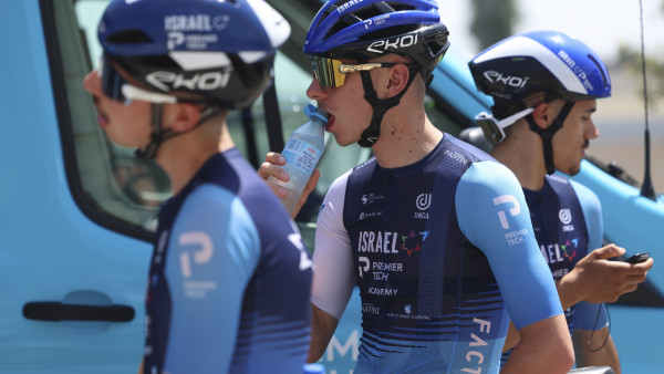 Ciclistas da Israel Premier Tech Academy na Volta a Portugal.