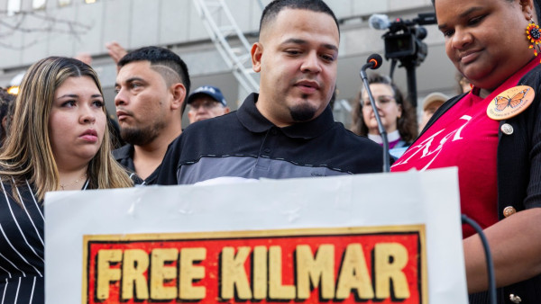 Kilmar Abrego Garcia dirigindo-se aos apoiantes antes de entrar na audiência no ICE esta segunda-feira