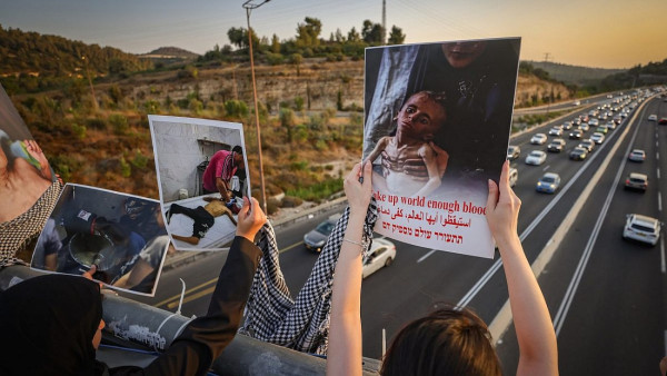 Israelitas protestam contra a guerra e a crise humanitária em Gaza, numa ponte rodoviária perto de Jerusalém, em 15 de agosto de 2025