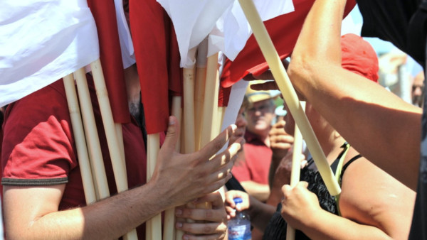 bandeiras em manifestação sindical