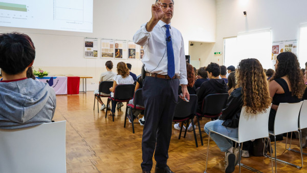 Fernando Alexandre fala a alunos na Figueira da Foz.