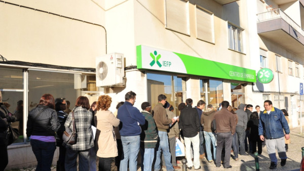 fila no Centro de Emprego