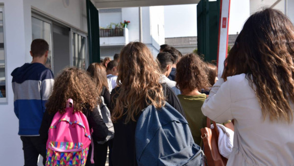 Estudantes entram na escola