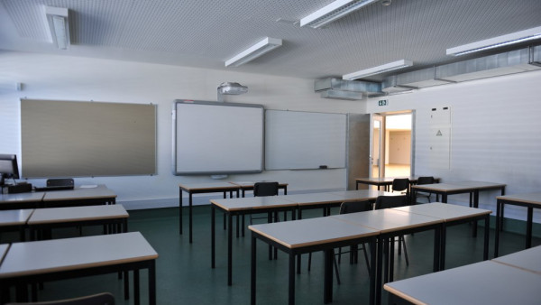Sala de aula vazia.