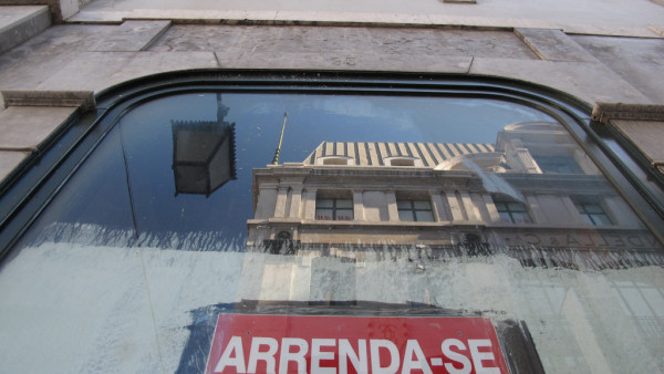 Sinal "arrenda-se".