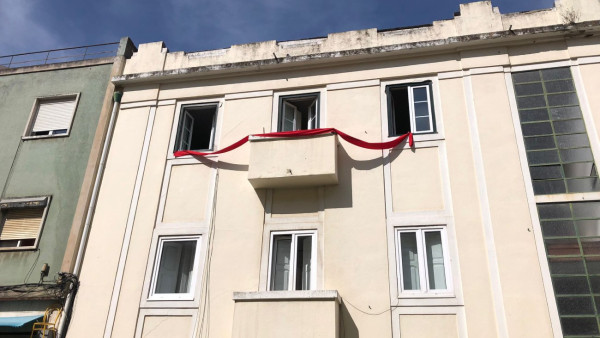 linhas vermelhas em edifício