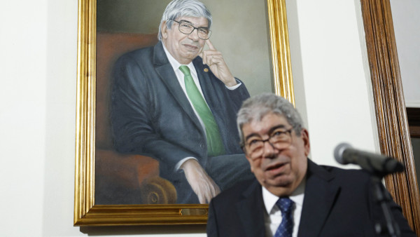 Eduardo Ferro Rodrigues junto ao seu retrato oficial na Assembleia de República. Foto de ANTÓNIO PEDRO SANTOS/LUSA.