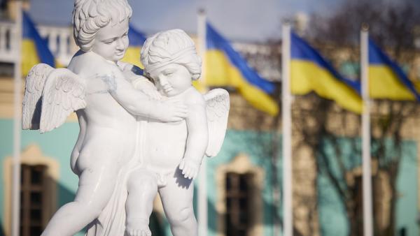 Estátua com querubins em Kiev