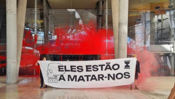 Faixa "Eles estão a matar-nos