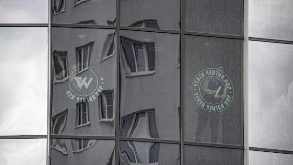 Trabalhadoras removem os logotipos da Wagner da sede da empresa após o motim. Foto de ANATOLY MALTSEV/EPA/Lusa.
