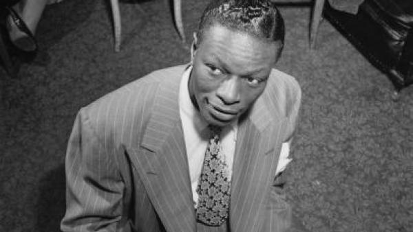 Cole foi bastante influenciado por Earl Hines, o pianista mais famoso de Chicago. Foto de William P. Gottlieb