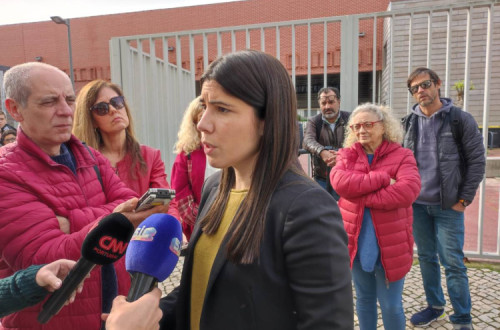 Mariana Mortágua junto à Escola Secundária D. João II, em Setúbal