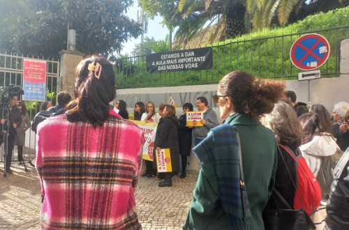 Concentração de professores de Teatro na escola Gil Vicente