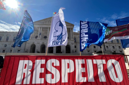 Faixa onde se lê "Respeito" e bandeiras da Fenprof em frente ao Parlamento
