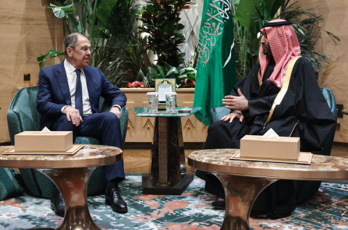 Sergey Lavrov, ministro russo dos Negócios Estrangeiros com o princípe saudita Mohammed bin Salman bin Abdulaziz Al Saud no âmbito das conversações com os EUA.