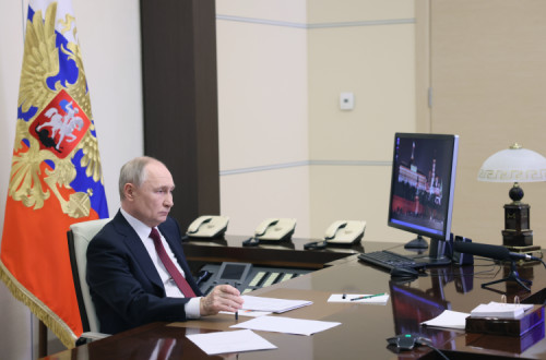 Putin na reunião do seu governo sobre terras raras.