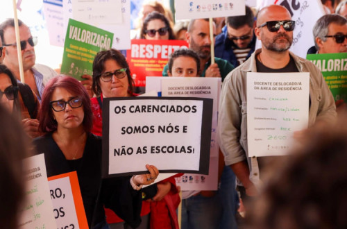 Concentração em outubro de professores deslocados excluídos do apoio do Governo